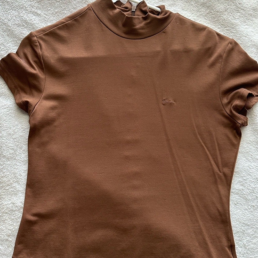 GUESS | brown tshirt/kinda turtle neck